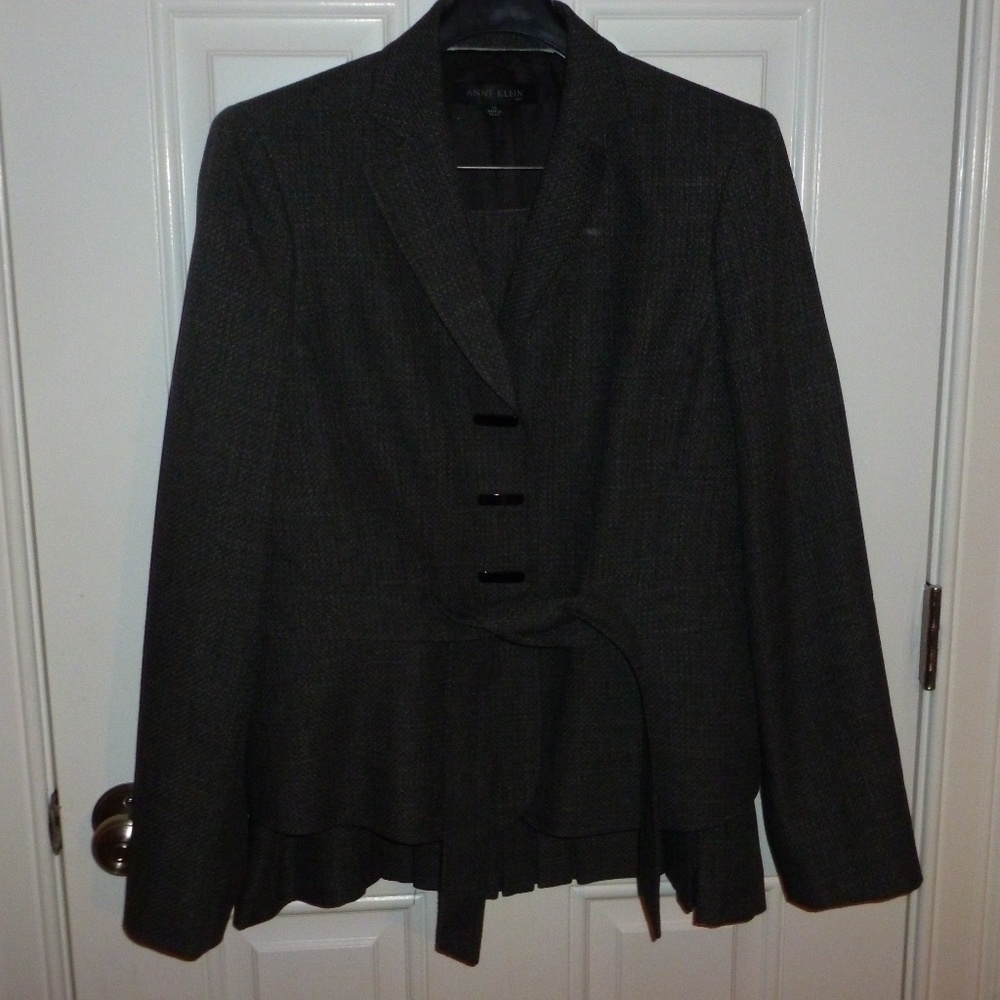 Gray Suit Jacket w/matching pleated Skirt